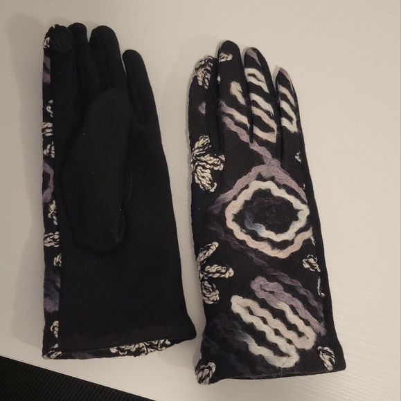 Beautiful Embroidered Black Women's Gloves - Picture 2 of 2